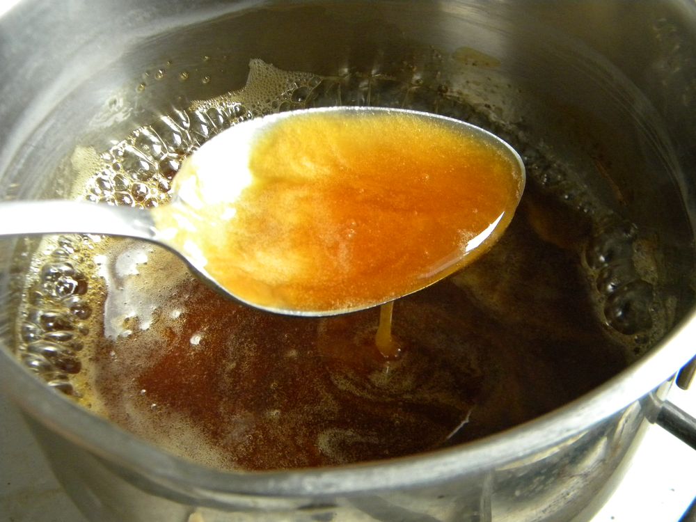 Приготовление медной воды. Растопленный мед. Расплавленный мед. Сваренная с медом. Сахарный сироп для приготовления Канди.