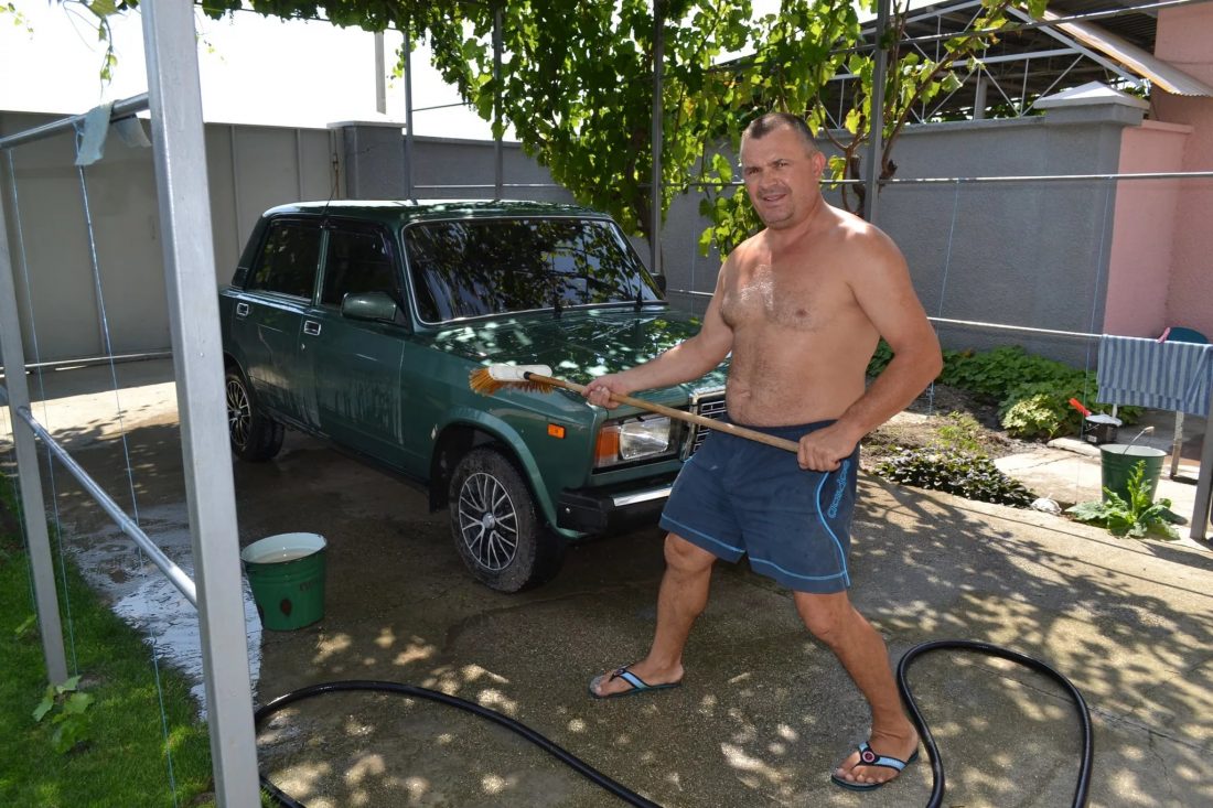 Можно мыть машину возле частного дома. Мойка машины на даче. Моет машину во дворе. Моет машину на даче. Мойка во дворе.