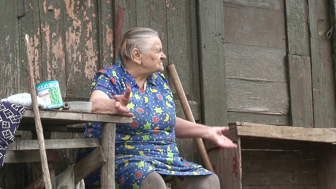 Бабушка полное видео. Деревенская бабушка. Пенсионерка на даче. Старушки на даче. Бабушка в деревне.