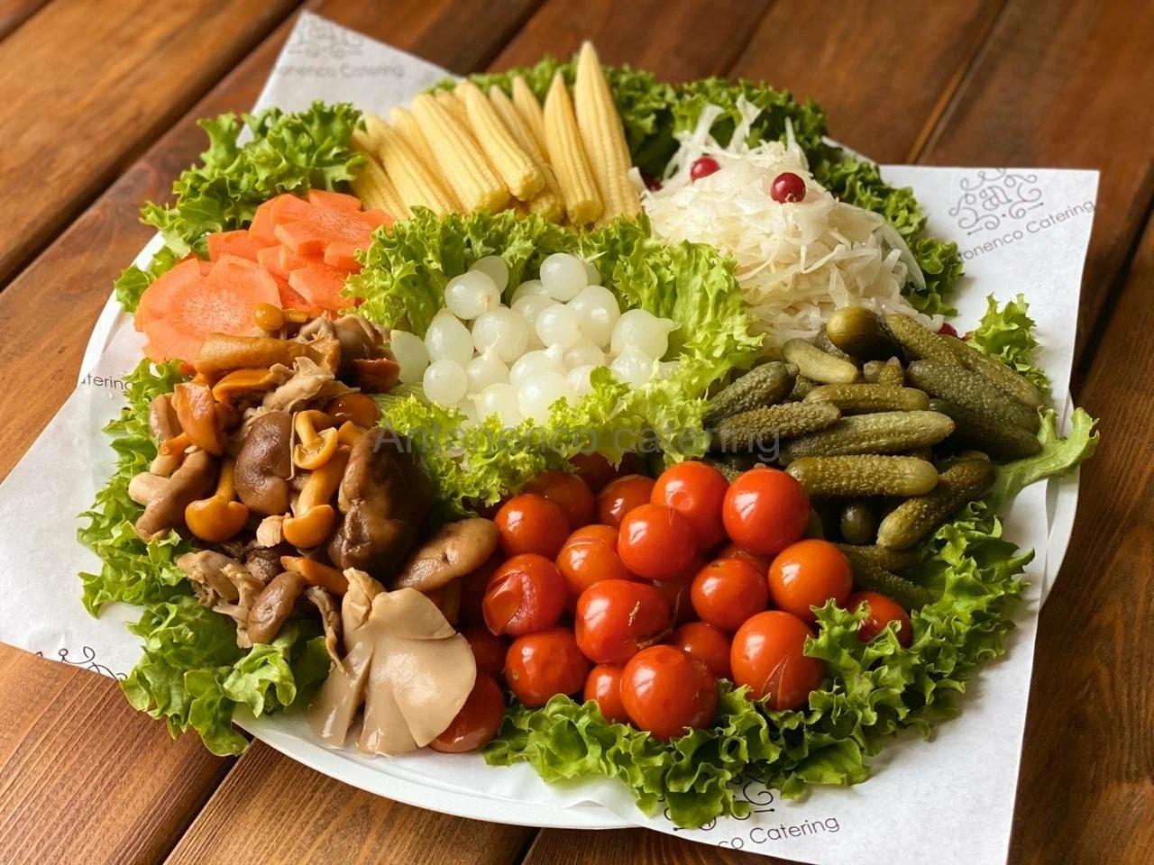 Овощи свежие на столе. Овощная тарелка. Ассорти свежих овощей. Тарелка с овощами. Сервировка овощей.